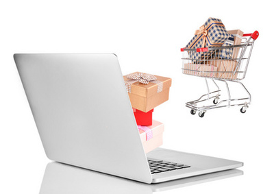 美容产品和化妆品的购物与便携式计算机在白色的背景下,在线购物车
