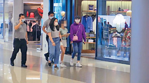 甘比携12岁长女平价店购物 三名壮汉保镖全程护航