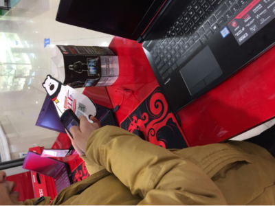 冬日暖心体验 易购德·德国工厂为路人免费涂护手霜